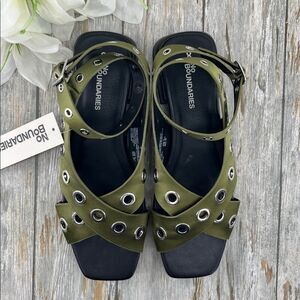 Women’s Strappy Grommet Sandals Flats Shoes Size 8